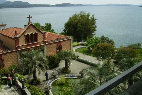 Historická záhrada Isola Bella na jazere Laggo Maggiore v Taliansku Historická záhrada Isola Bella na jazere Laggo Maggiore v Taliansku