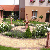 pravidelná záhrada - nádvorie firmy Hlohovec