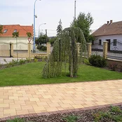 pravidelná záhrada - nádvorie firmy Hlohovec
