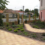 pravidelná záhrada - nádvorie firmy Hlohovec