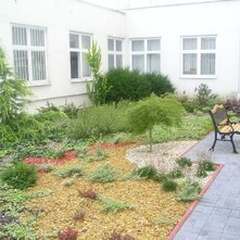 realizácia okrasnej záhrady s použitím mulčovacej kôry na záhony