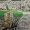 Z domu do záhrady sa vychádza okolo kamennej fontánky v štrkovom poli.