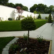 záhradná terasa a záhradný chodník ako súčasť okrasnej záhrady