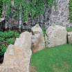 Žulové kamenné bloky, ktoré sa našli pri terénnych prácach priamo na pozemku sa využili ako okraj niektorých záhonov.